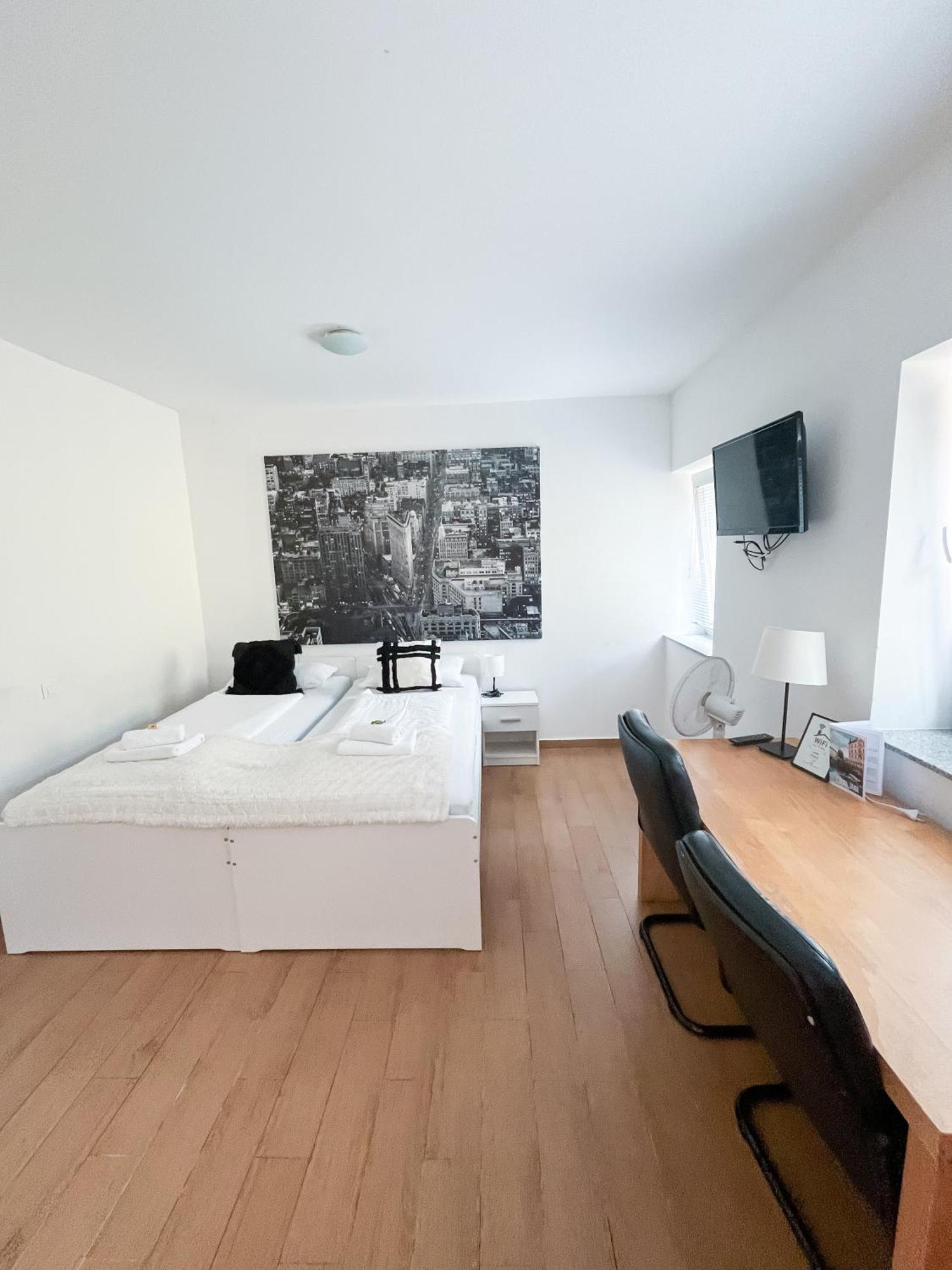 Anita'S Studio Apartments Ljubljana Exterior photo